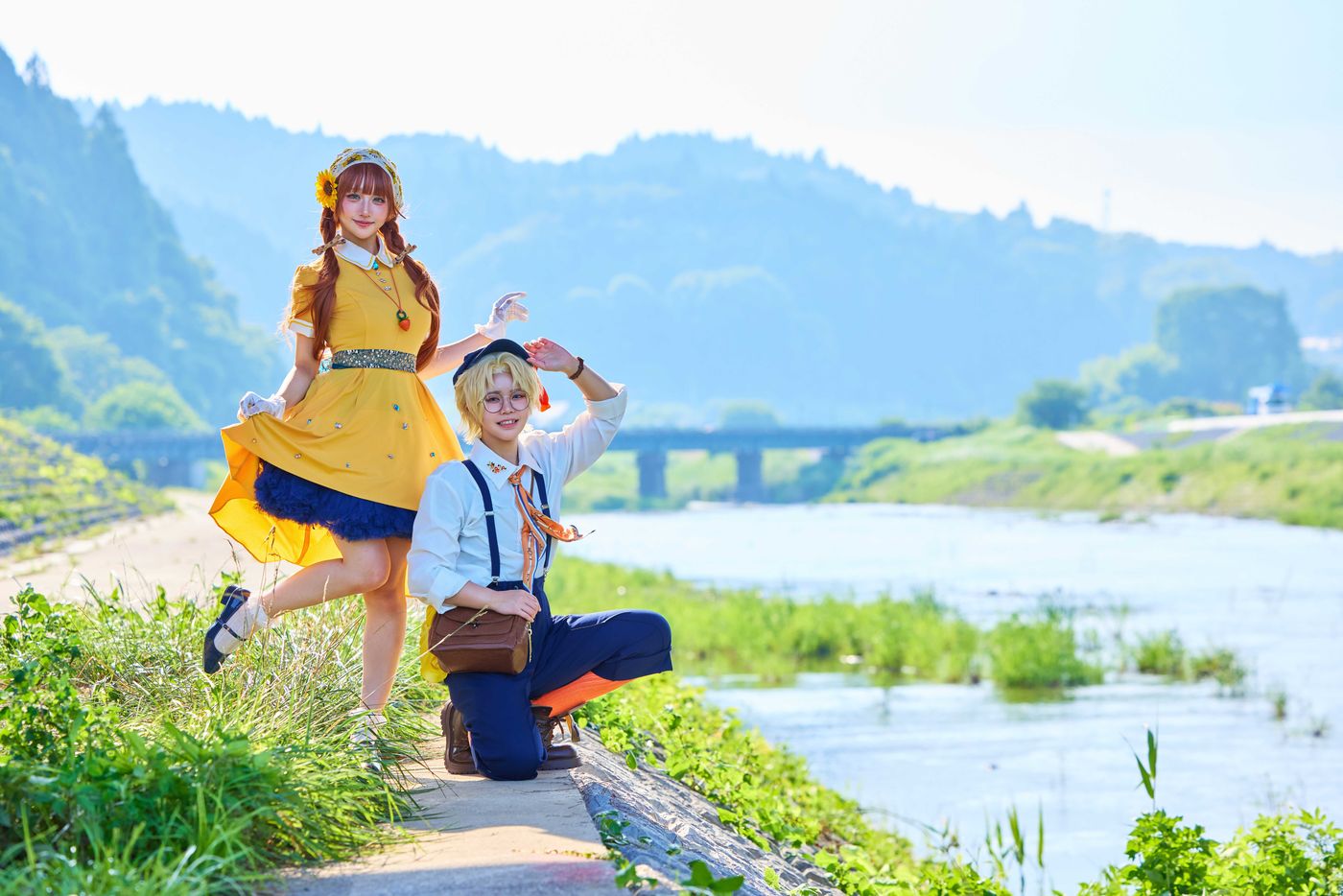 久慈川のほとりのコスプレイヤー