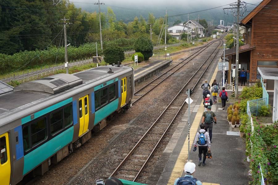 貸切列車で奥久慈へ向かうツアーのようす