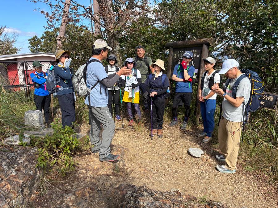 山道を歩くツアー参加者