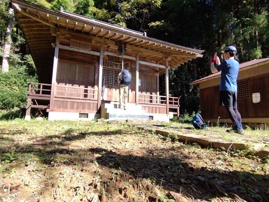 山道を歩くツアー参加者