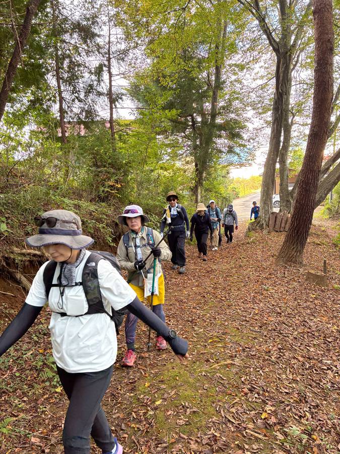 山道を歩くツアー参加者