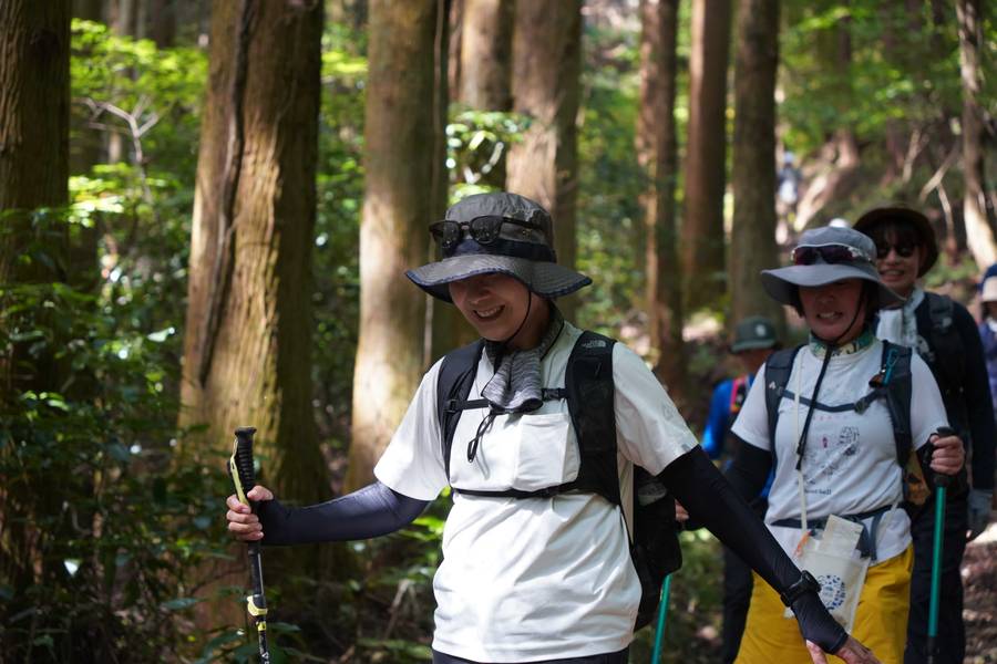 山道を歩くツアー参加者