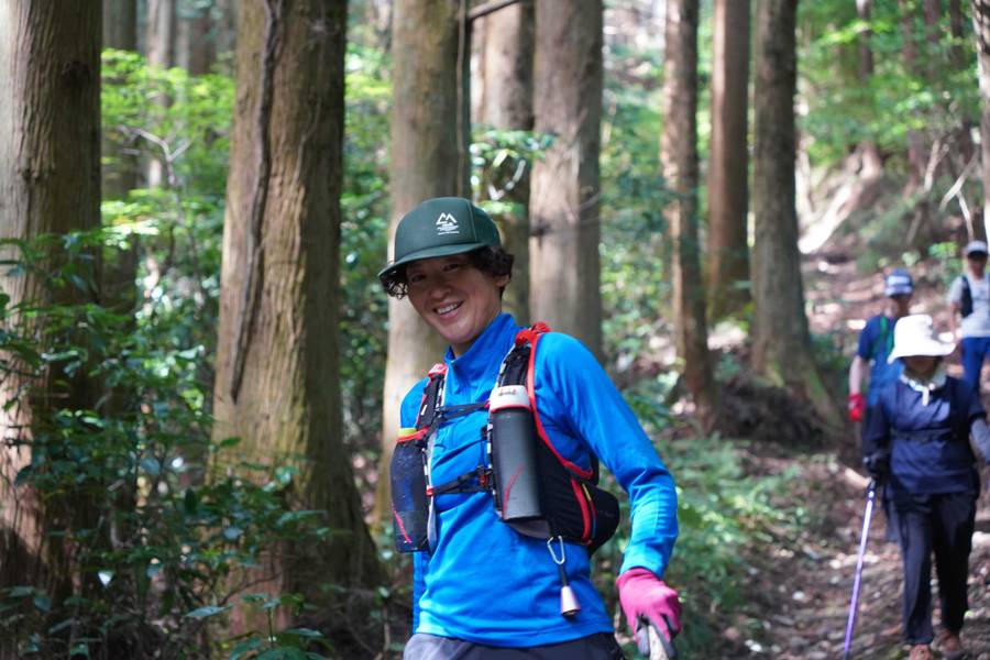 山道を歩くツアー参加者