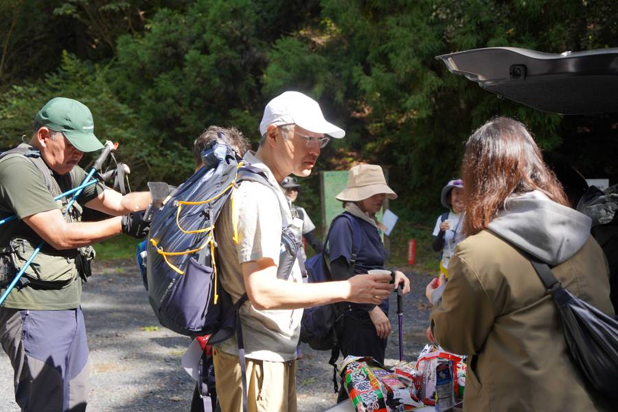 地域ガイドとエイドのようす